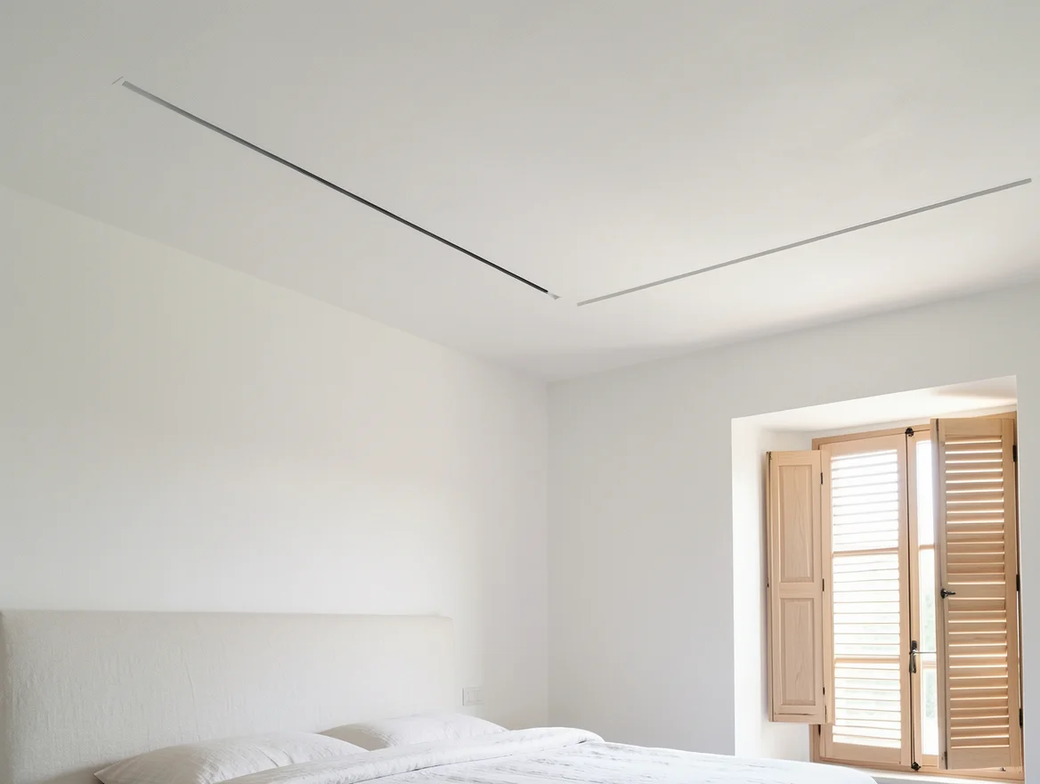 Grille de soufflage linéaire d'une climatisation gainable au plafond d'un séjour